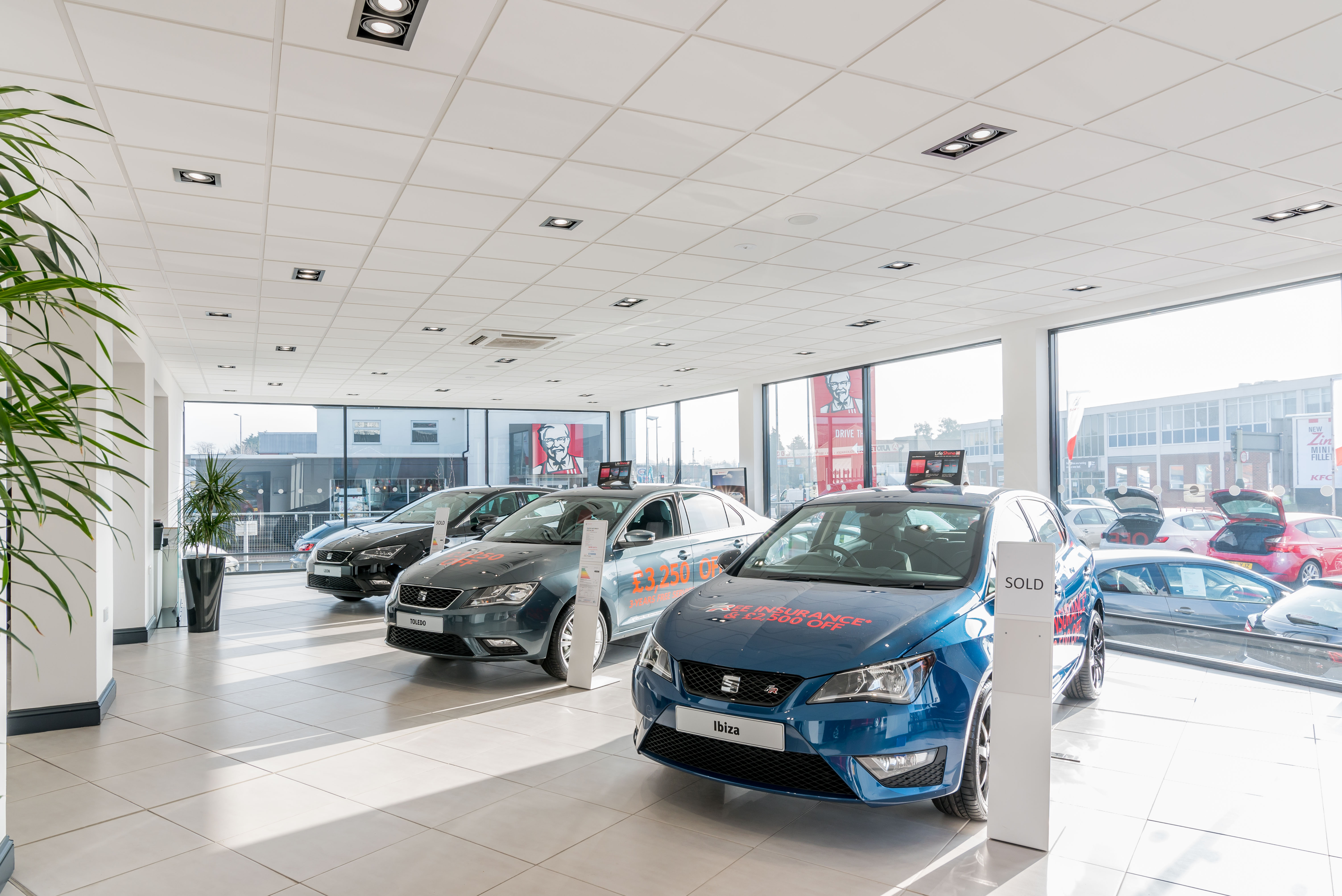 New Car Showroom Exterior Design for Large Space